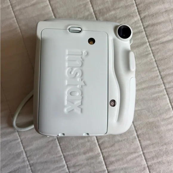 Instax mini 11 works perfectly fine, comes with case - Picture 2 of 5
